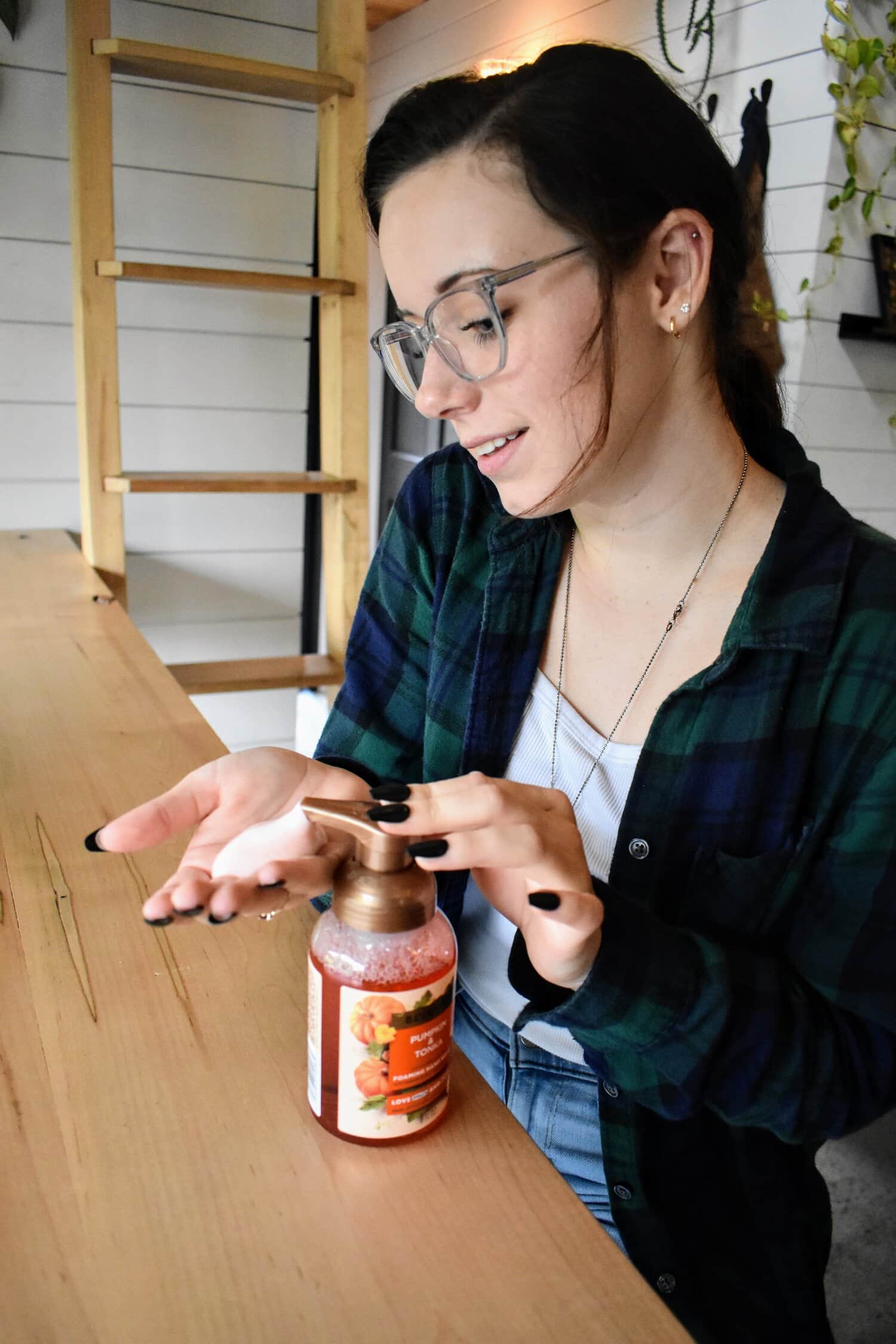 Even your hands can smell like pumpkin spice. Jordan shows us the pumpkin spice infused hand soap.