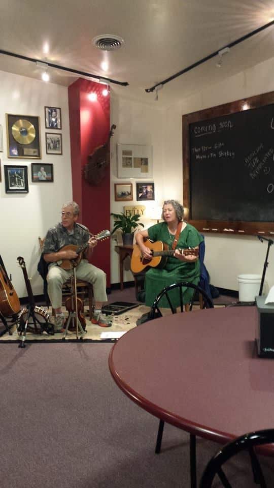 Photo courtesy of Nate's PizzaLocal musicians Lucy Allen Marshall Goer entertain their pizza loving audience.&nbsp;