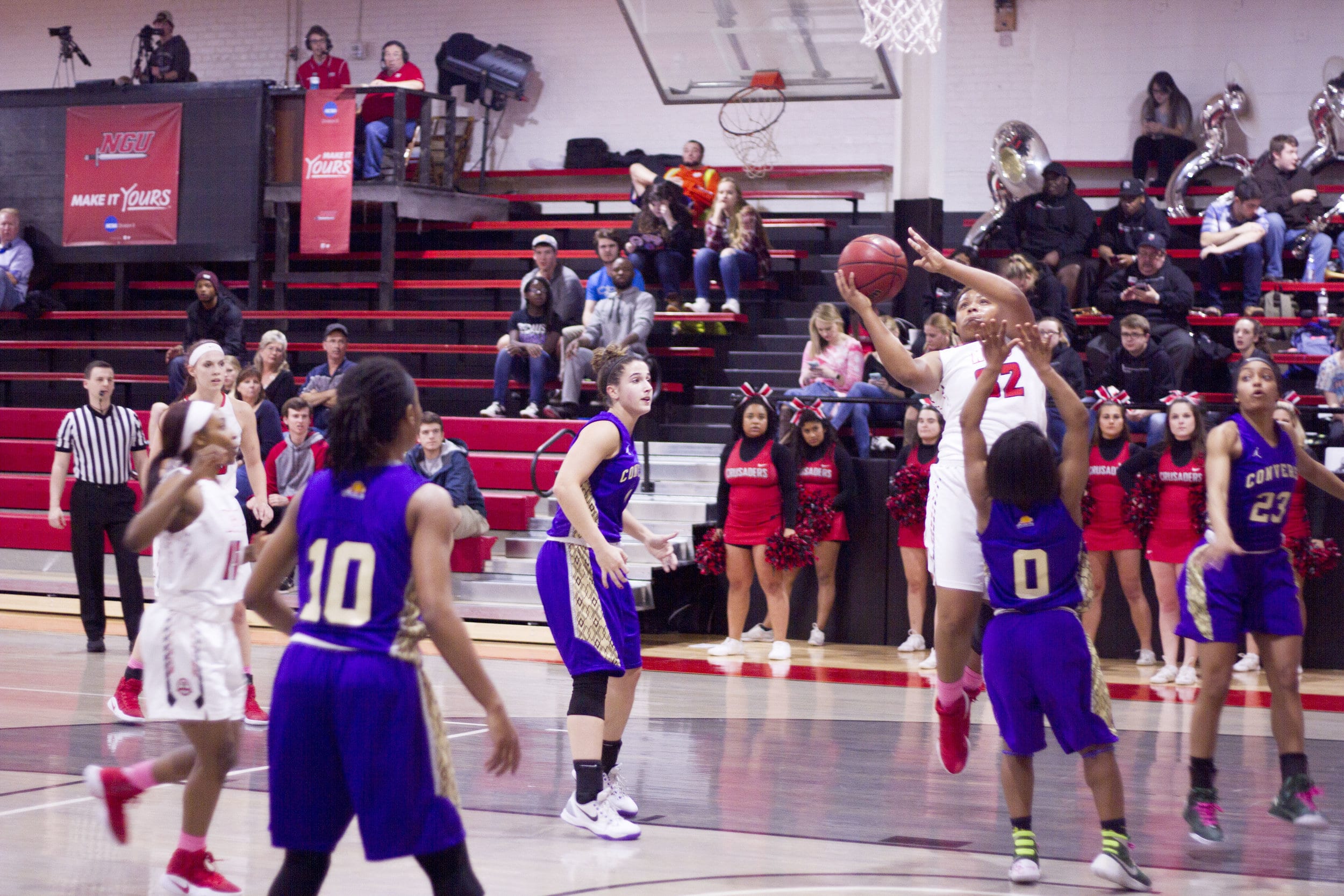 Cameron Carter (32) drives to the basket for a layup over Keocia Walker (0).