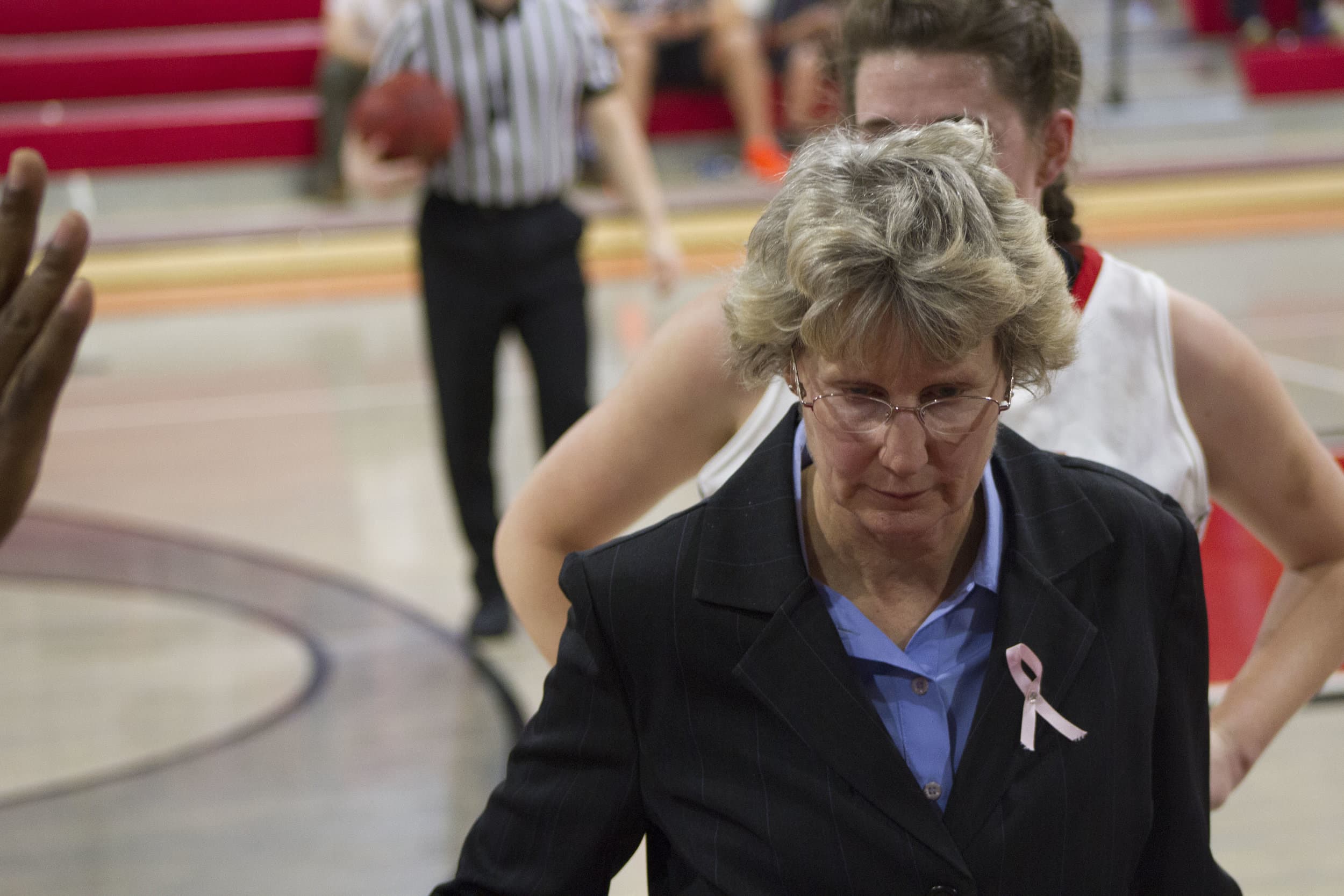 Coach Jayne Arledge huddles the team during a time out.