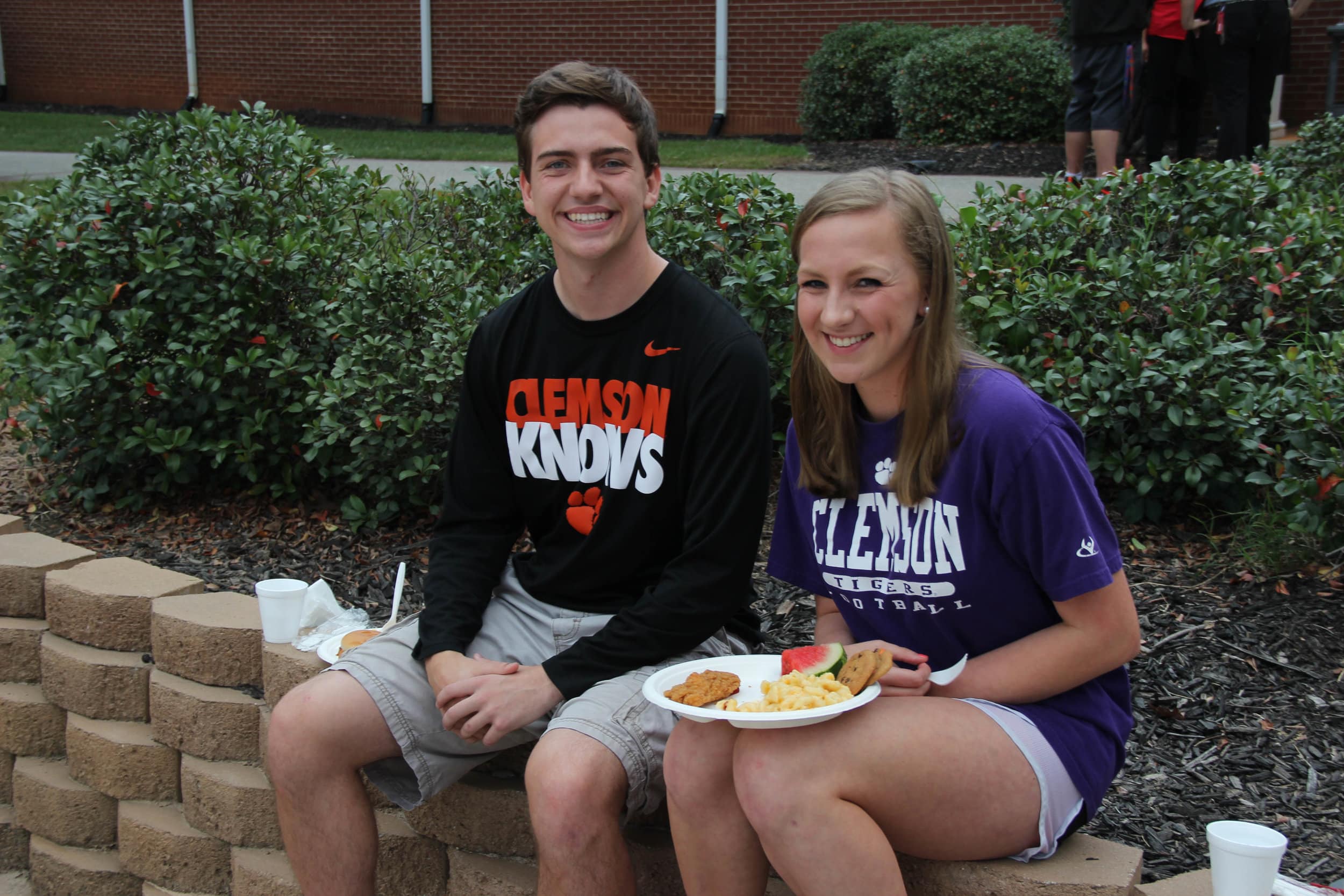 Andrew Monroe (Sophomore)&nbsp;and Eden Cassell (Freshman)&nbsp;eating while watching the volleyball games.