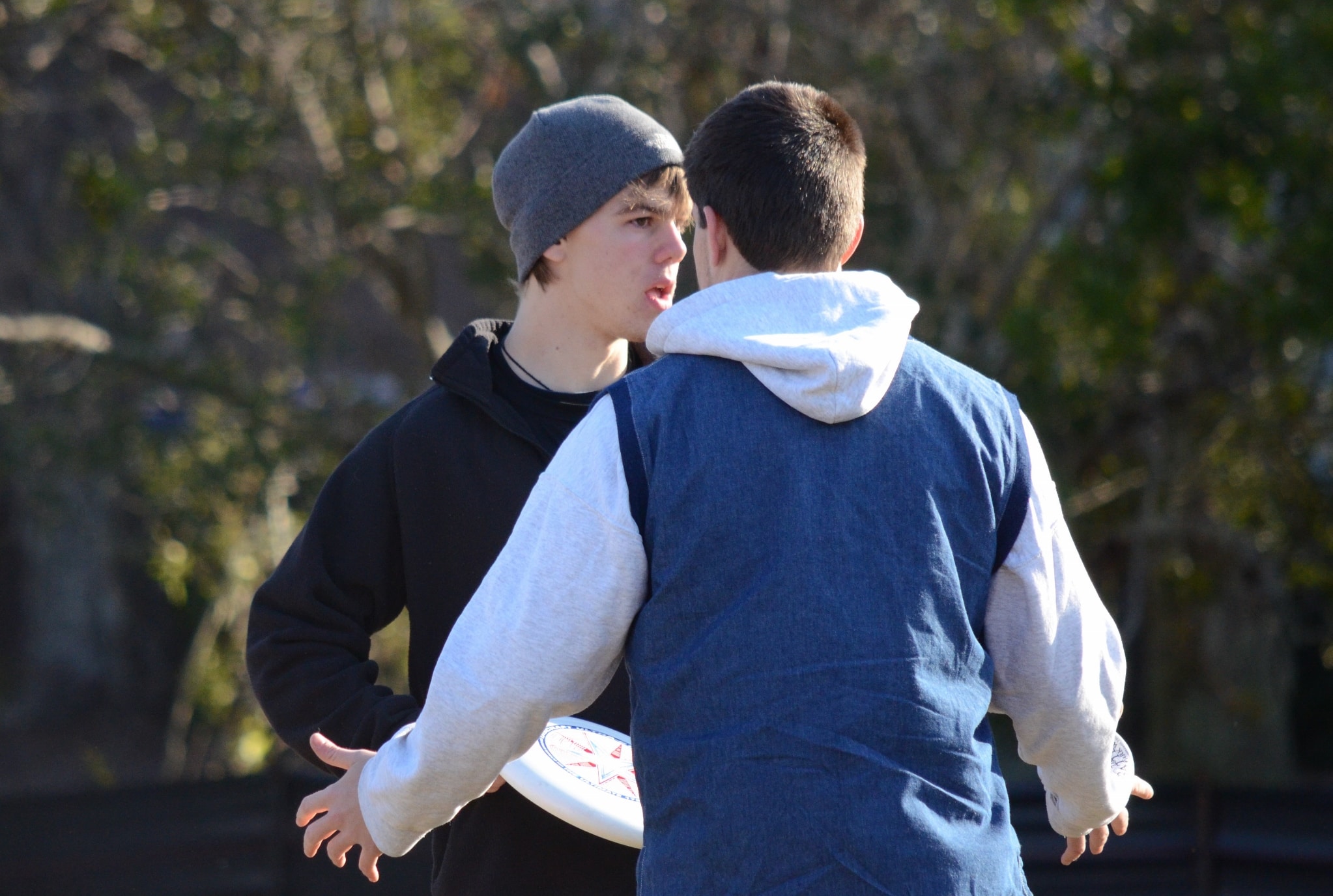 Derrick Bledsoe looks for someone to pass the disc to.&nbsp;