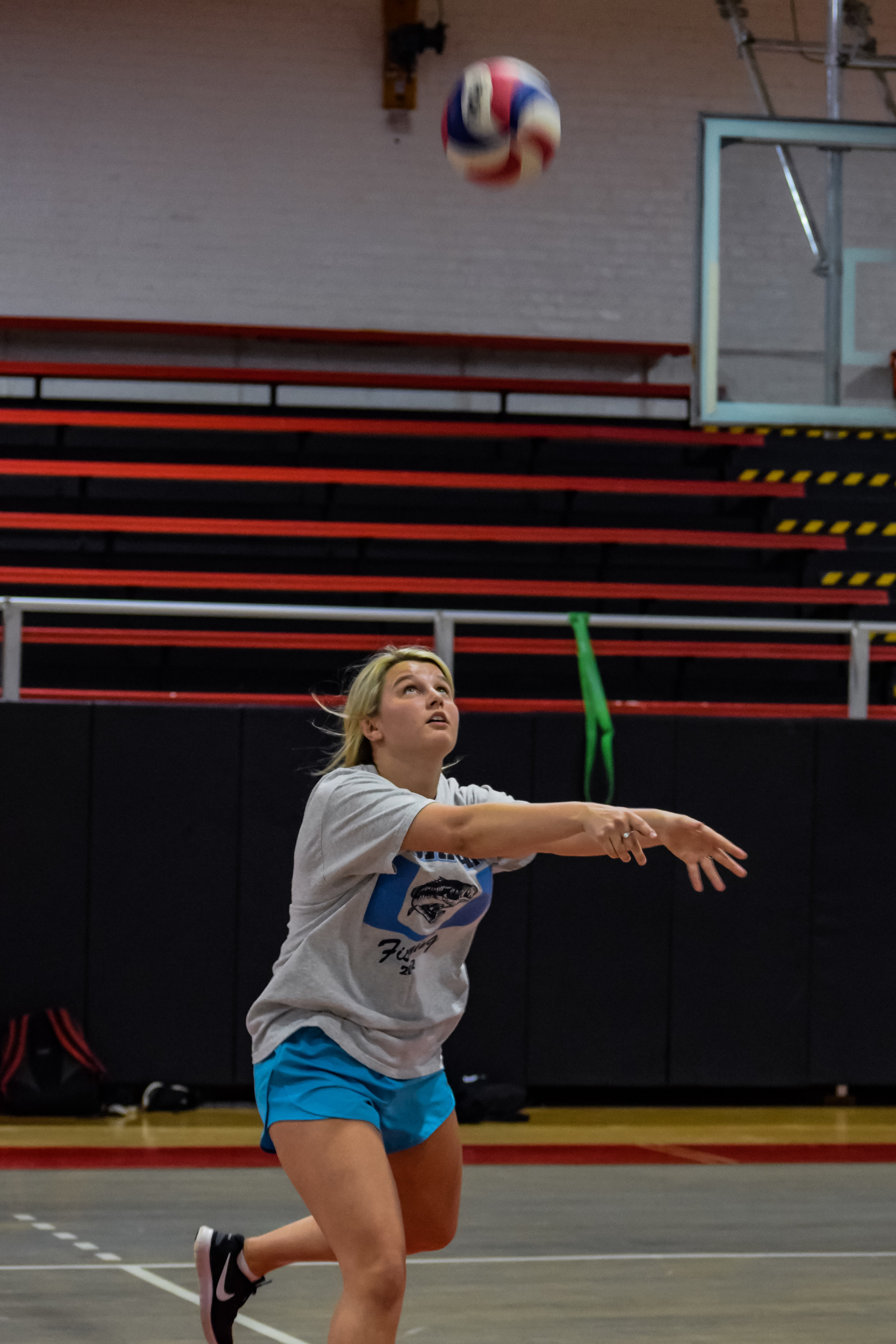 Kelsi Parris keeps her eyes on the ball as she rushes to hit it over the net.