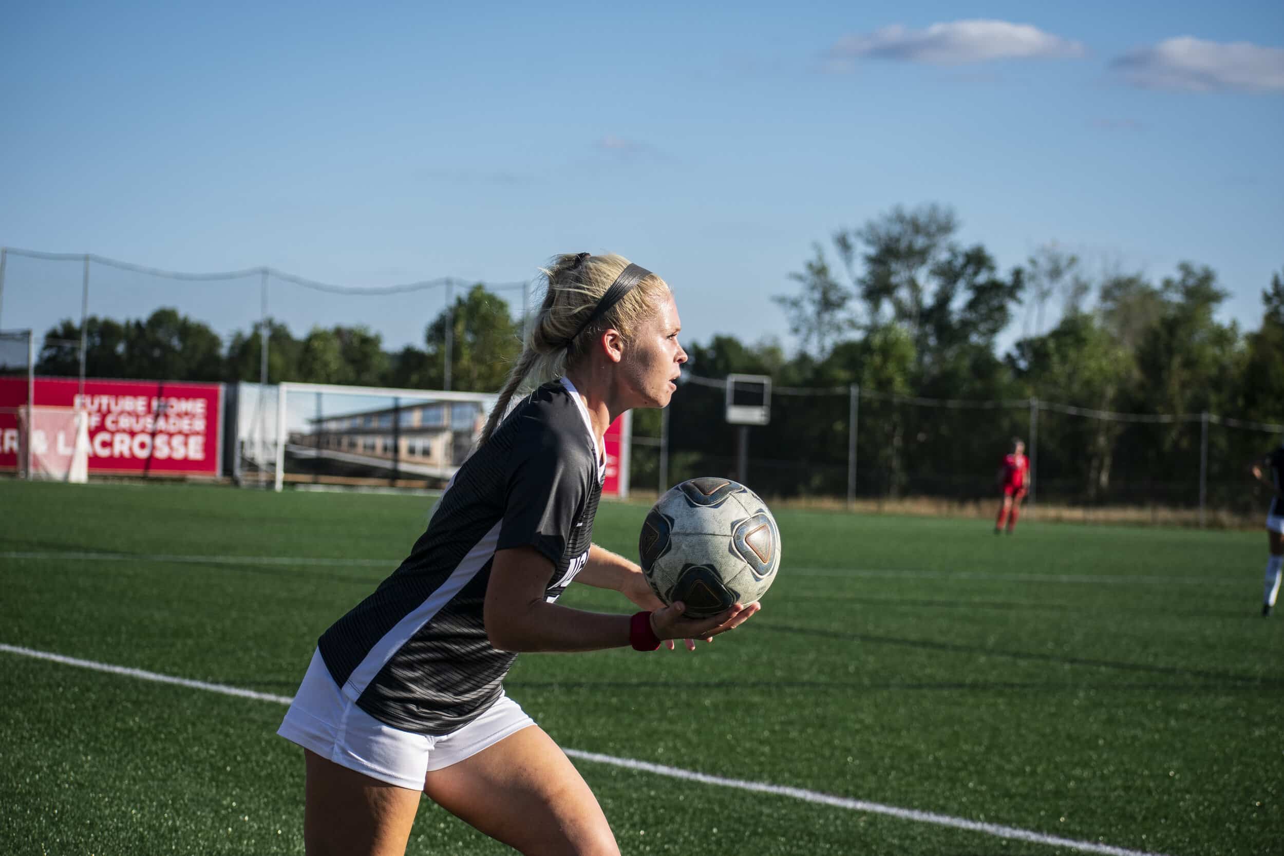 Junior Abby Robinson (7) throws the ball in to her teammates.