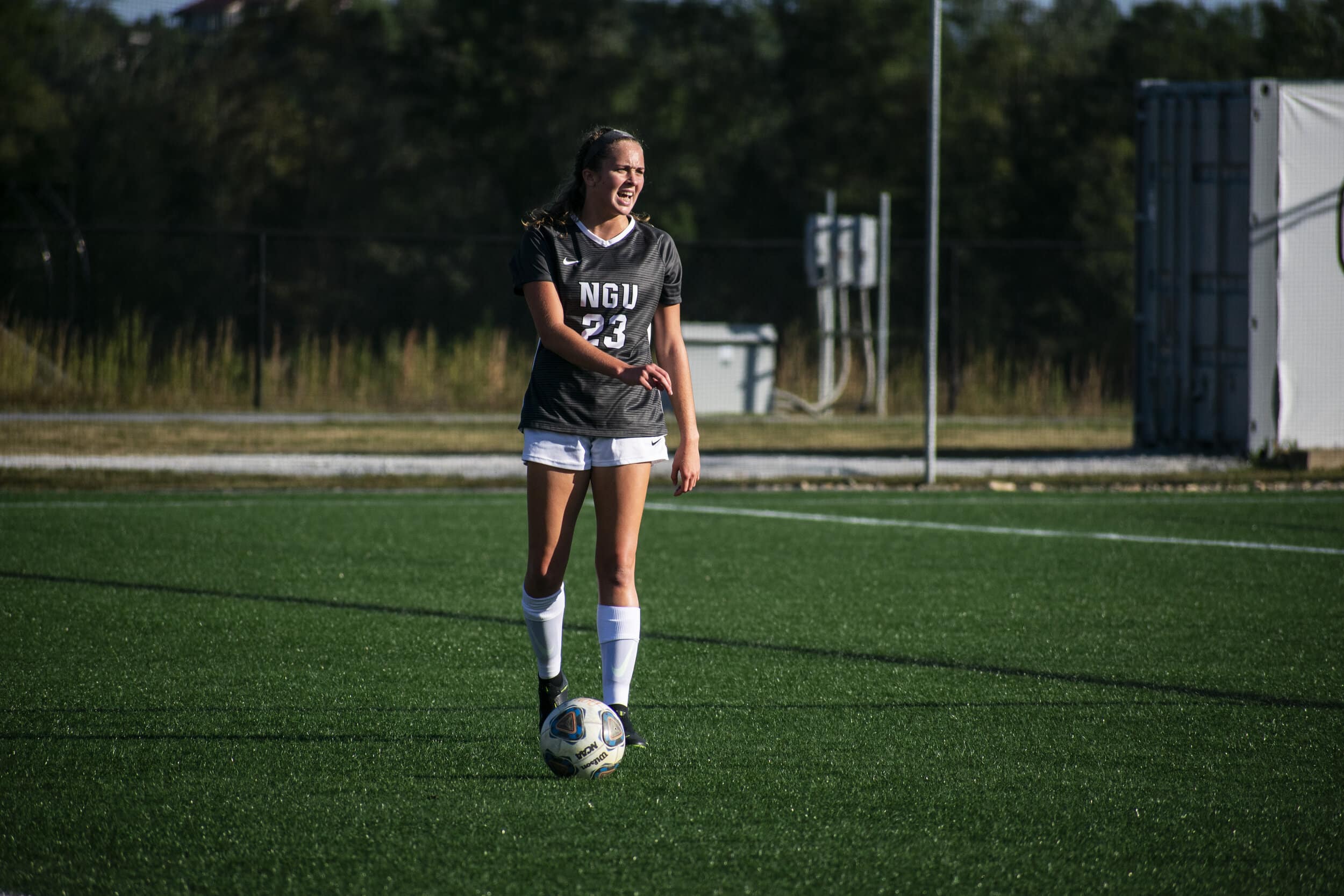 Sophomore Sarah Hazelwood (23) looks for someone to pass to.