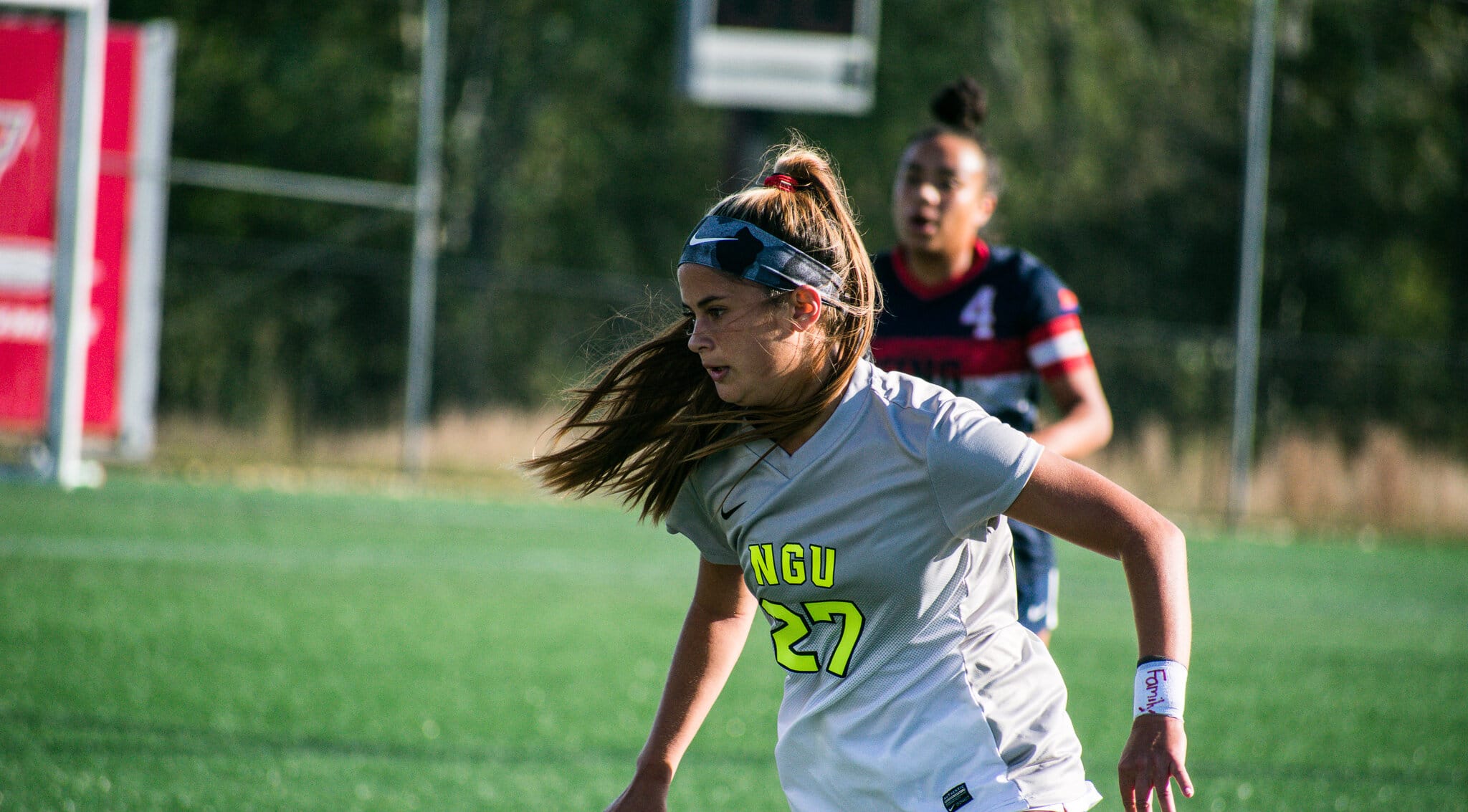 Sophomore Alyssa Mendez (27) dribbles the ball.