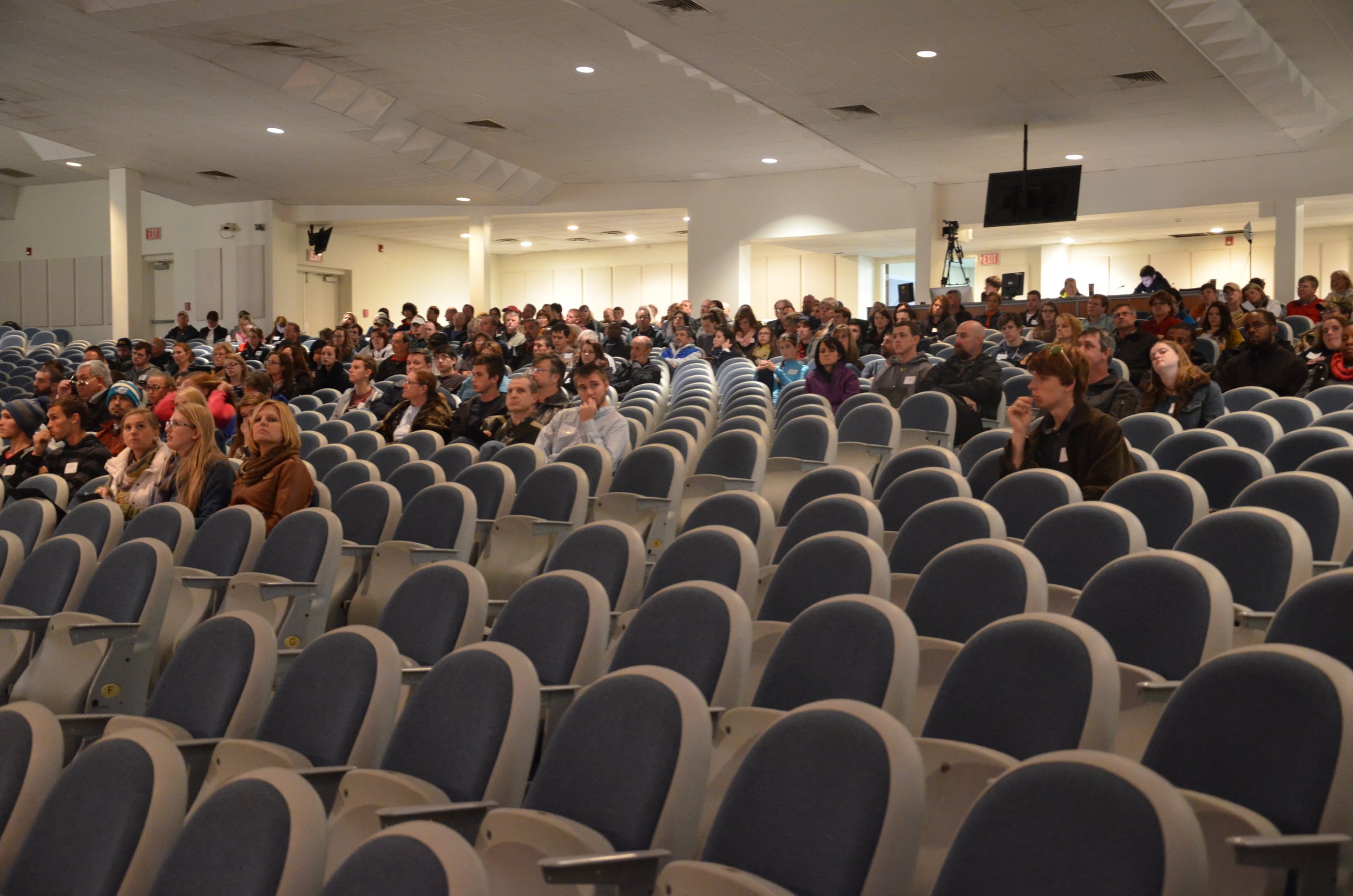  All the Encounter Day participants are sitting in the chapel about to take a tour of the school's various departments. 