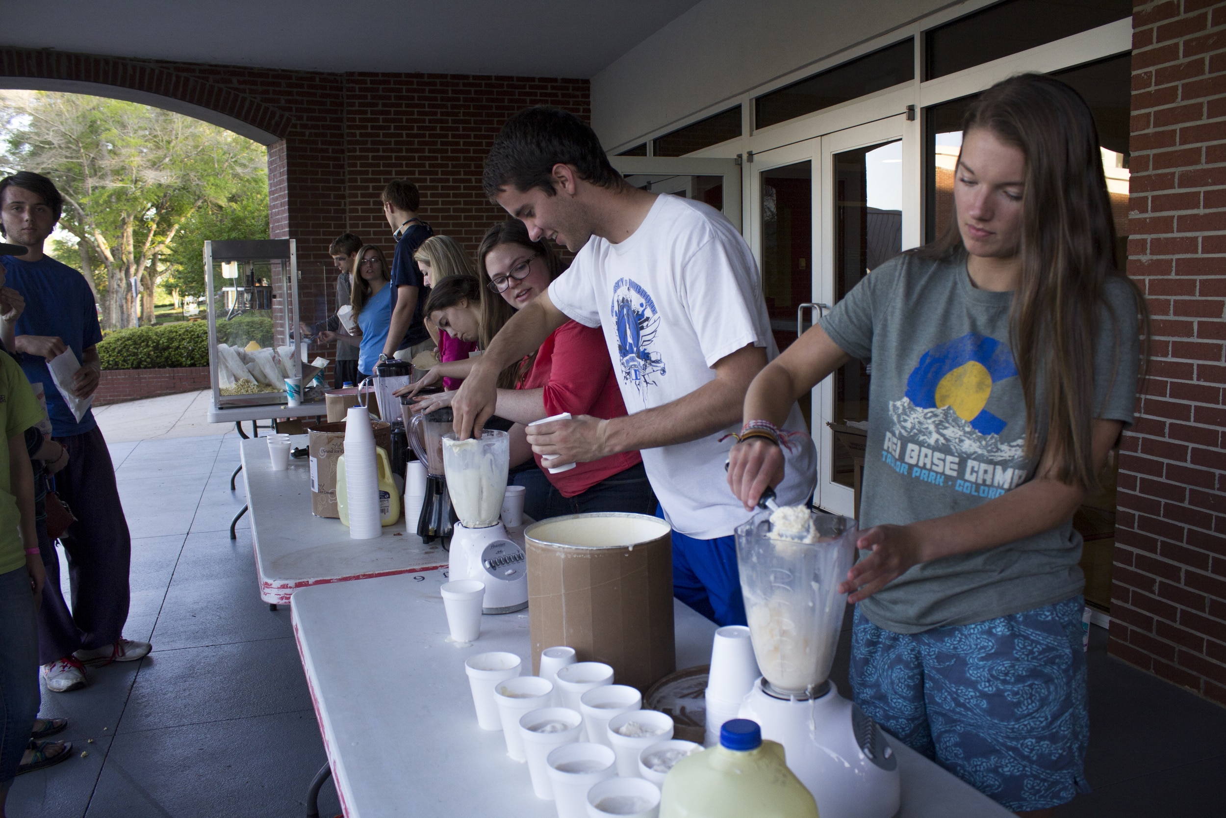  Student Activites serves milkshakes at the Battle of the Bands.&nbsp; 