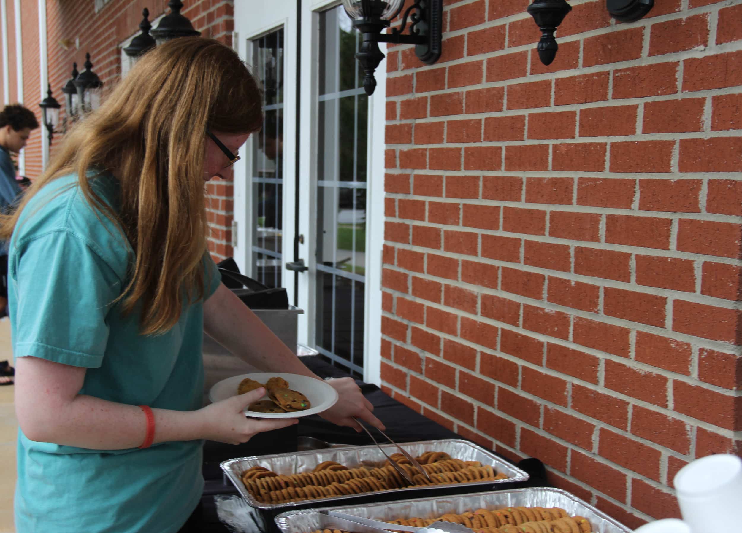 Annie Holton (Sophomore)&nbsp;going through the yummy food line.