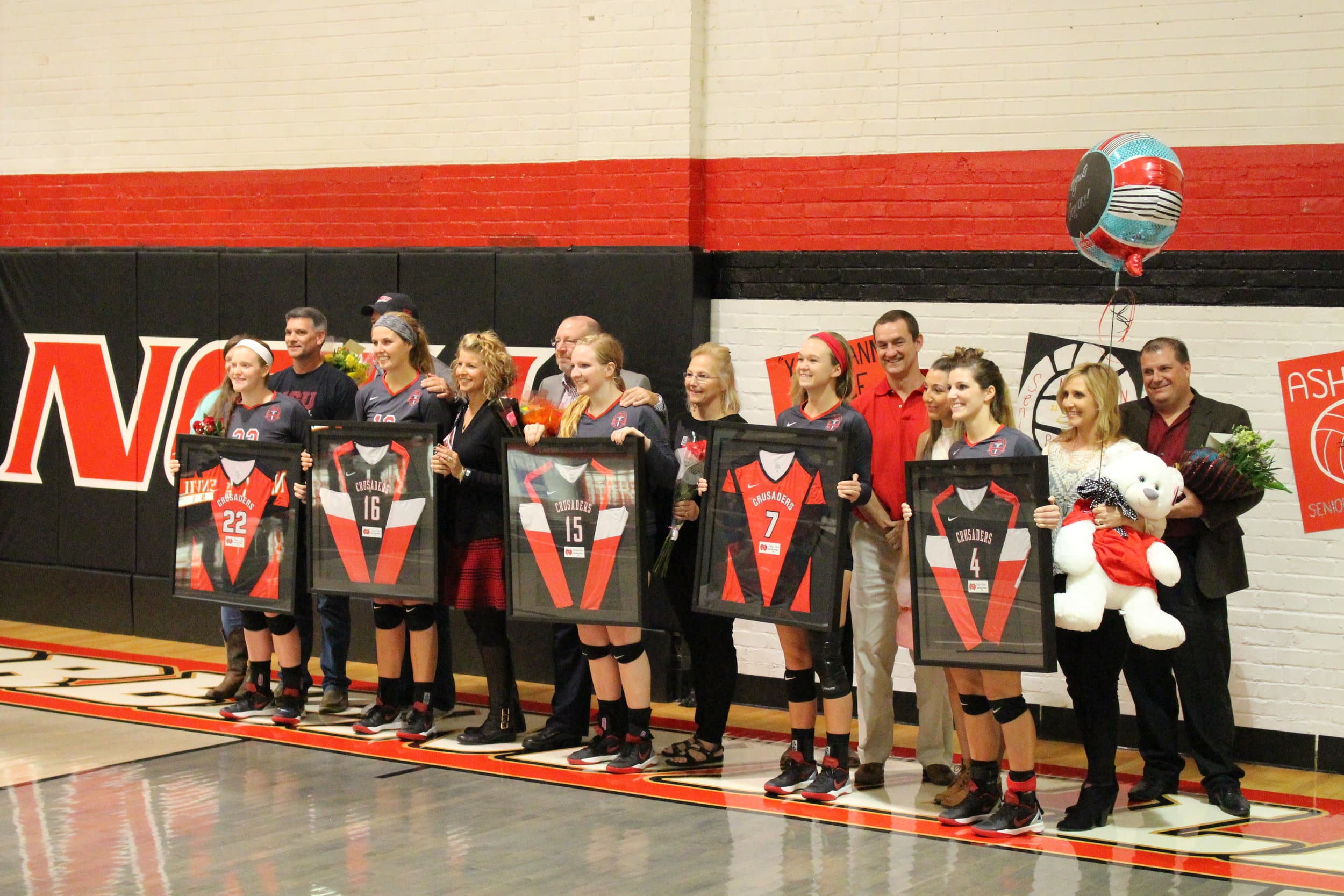  Seniors and parents gather together for a group photo.&nbsp; 