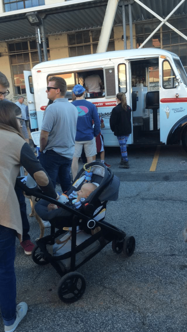  Along with the local arts of jewelry and painting were the food trucks containing organic icecream, gourmet popcorn and smoked bbq.&nbsp; 