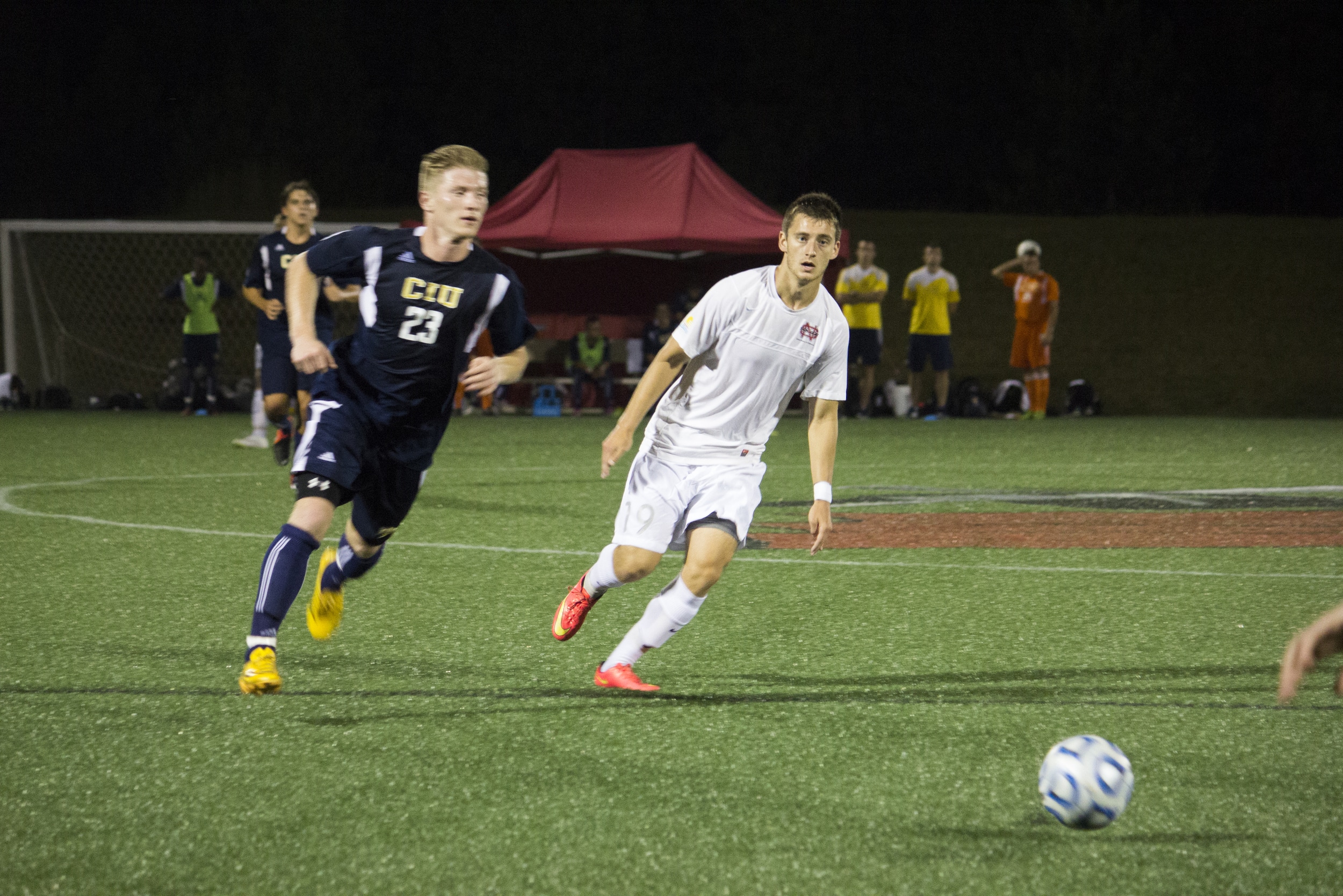  Ara Zadoorian, junior, runs down the field to get possession of the ball.&nbsp; 