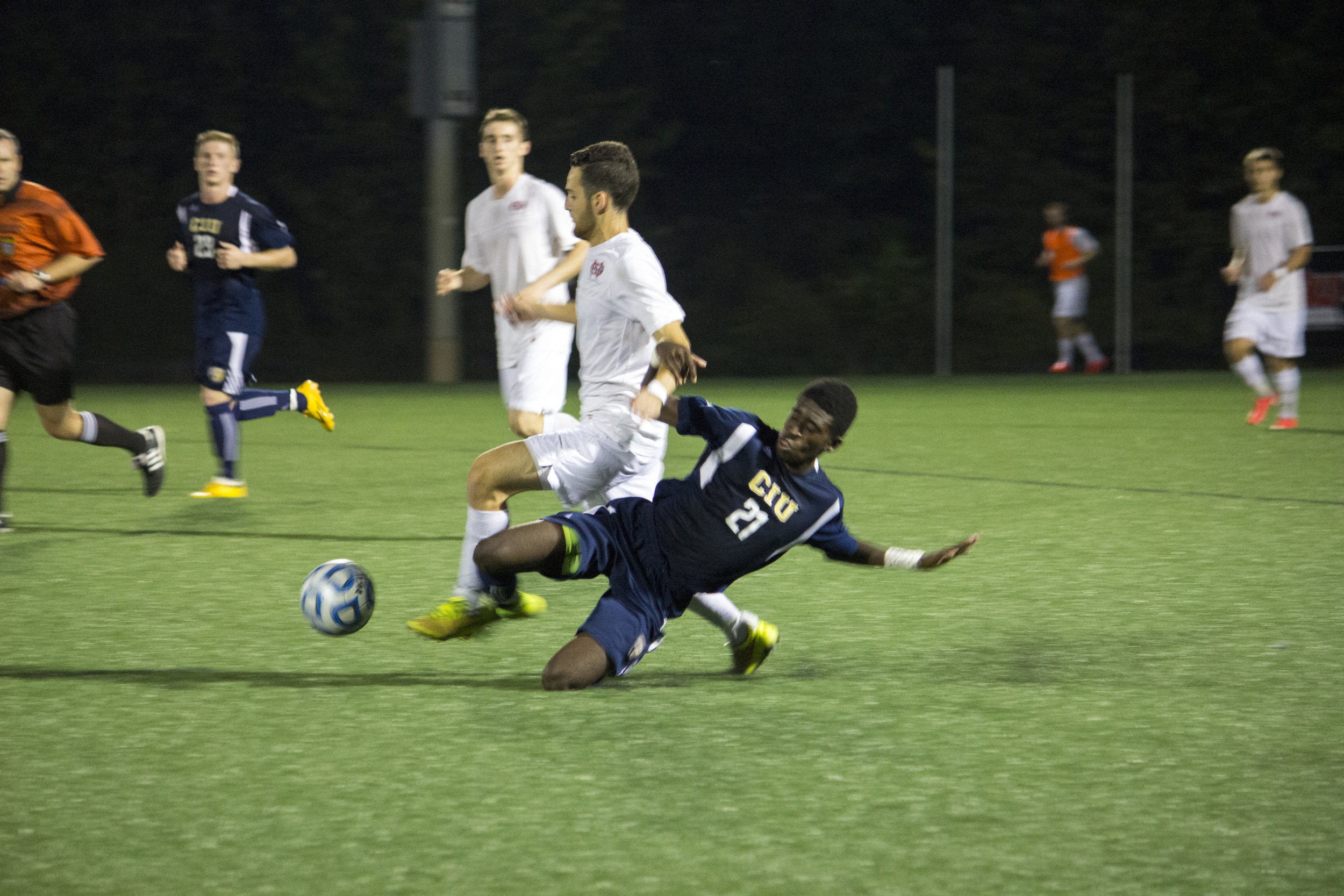  Thales Wieczorek, junior, bodies up against player #21 to get possession of the ball 
