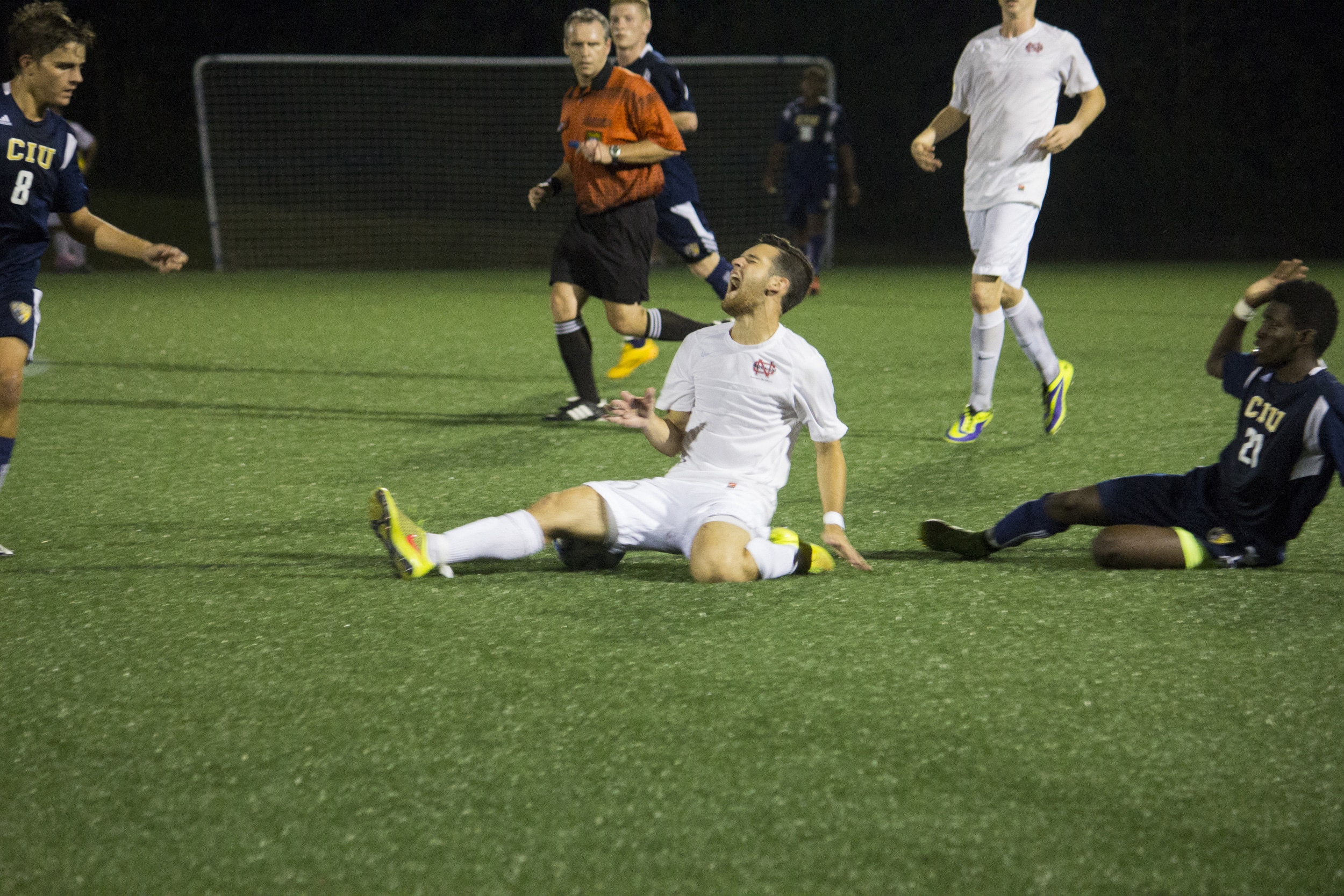  Thales Wieczorek, junior, stretched out in attempts to gain possession. 