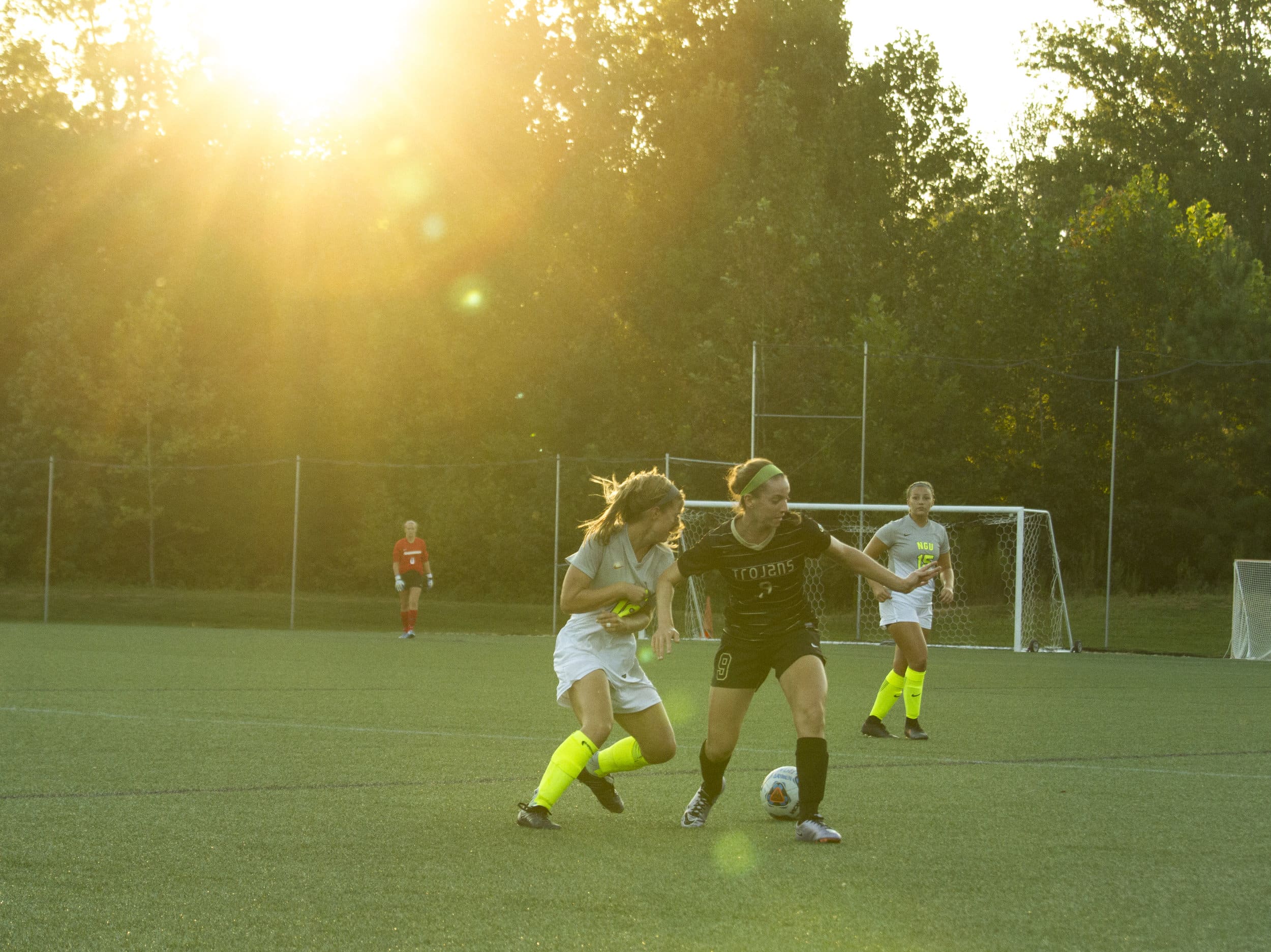  Britt fakes out Trojans player by switching directions and cutting back away from the side line towards center field.&nbsp; 