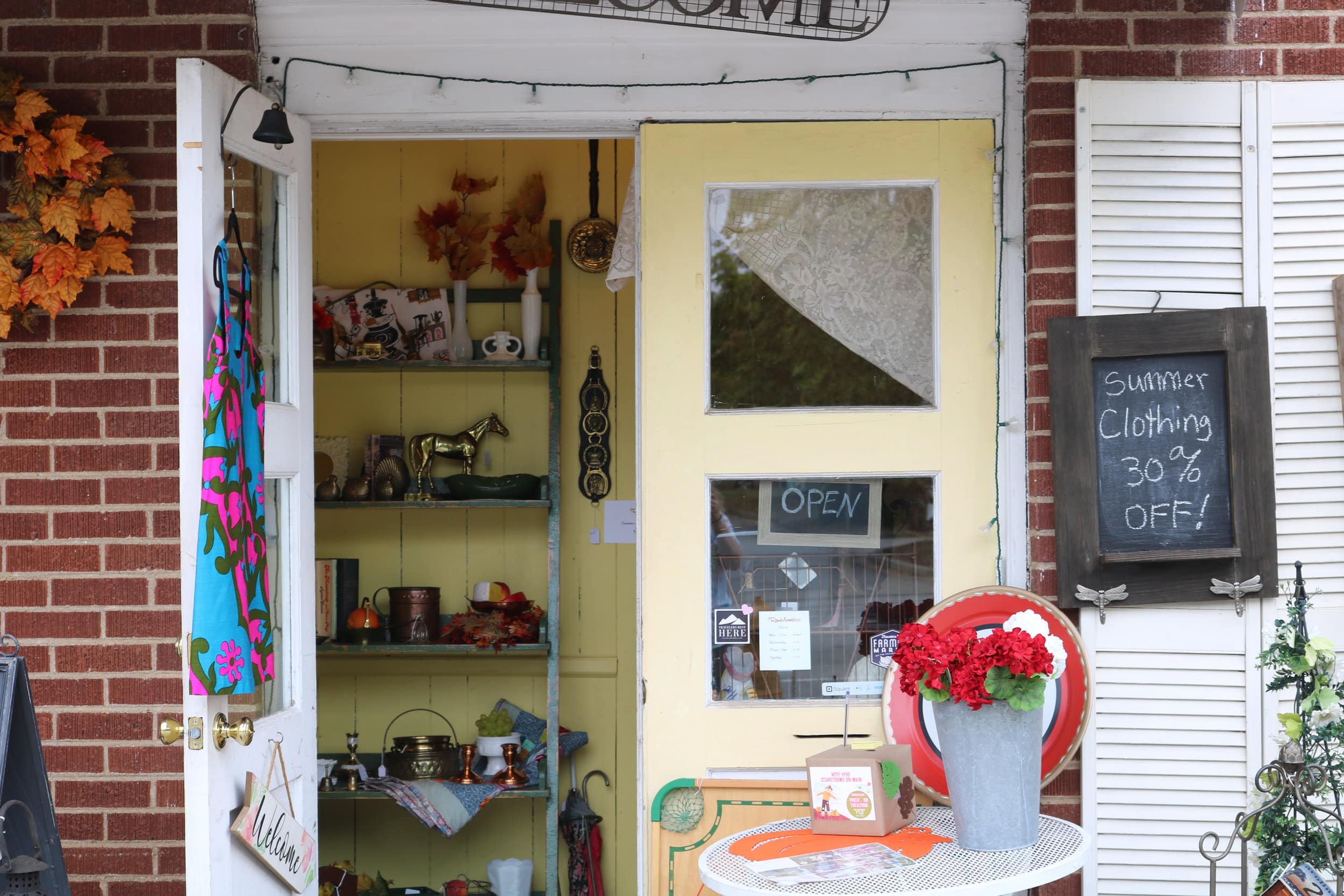Their bright yellow doors and their trinkets welcomes guests down the stairs to their cute little store.