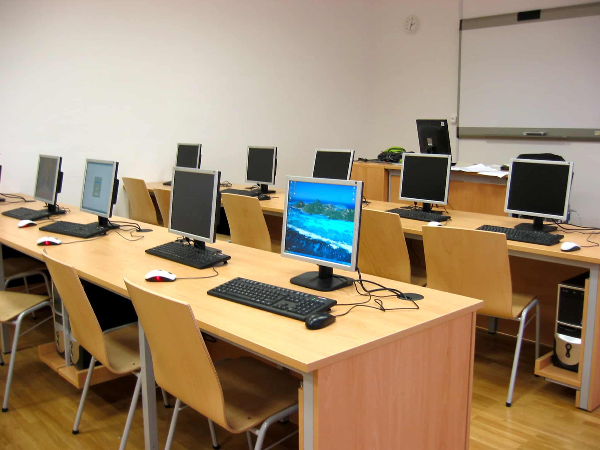 computer-room-1242684.jpg