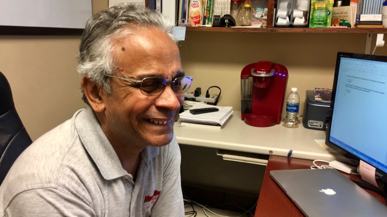 Professor Shur Gopal advises a mass communication student over a cup of coffee.&nbsp;